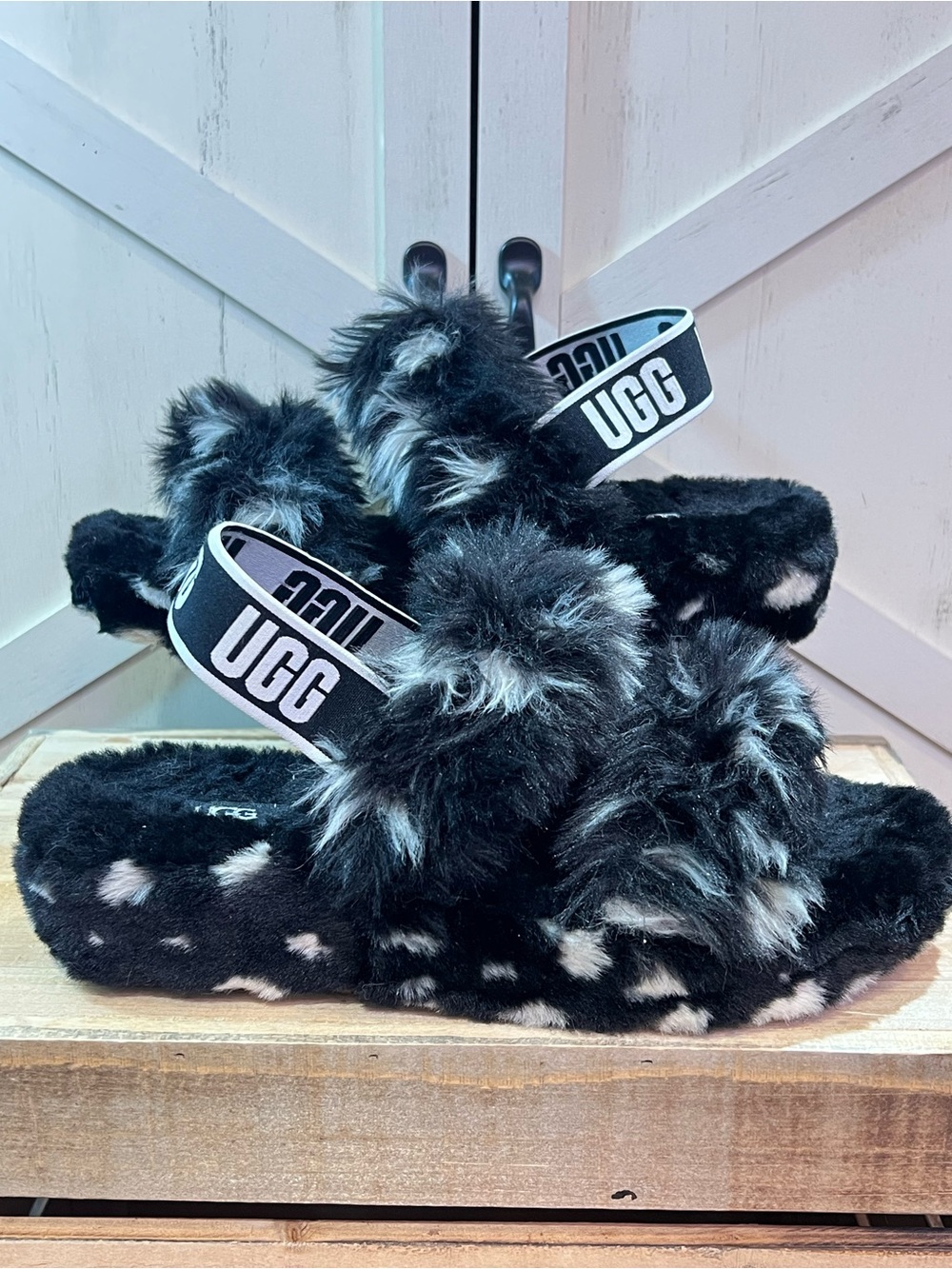 UGG Women's Oh Yeah Spots sandals  black and white faux fur spotted pattern Sz 9